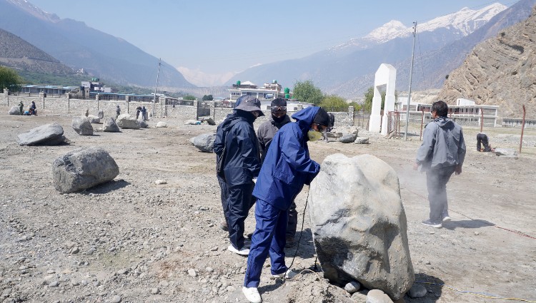 मुस्ताङको घरपझोङमा ढुङ्गामै मूर्तिकला, १५ दिने कार्यशाला सुरु