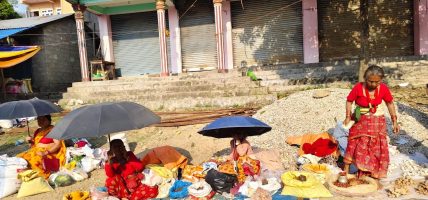 घाम–पानीसँग जुध्दै सडकमा जीवन धान्ने महिलाहरू: आशा आफ्नै पौरखमा