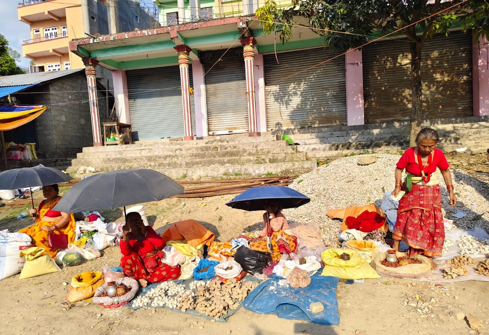 घाम–पानीसँग जुध्दै सडकमा जीवन धान्ने महिलाहरू: आशा आफ्नै पौरखमा