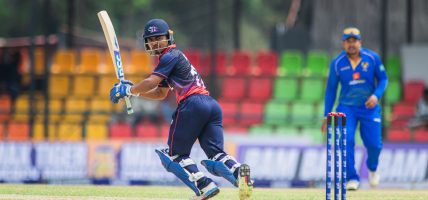 आइसिसी विश्वकप क्रिकेटः युएईविरुद्ध नेपालले ‘ब्याटिङ’ गर्दै