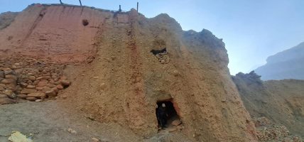 राताम्मे पहाडको काखमा लुकेको सम्पदा: छुसाङको गुफाभित्र ‘मिन्ची ल्हवङ’ गुम्बा