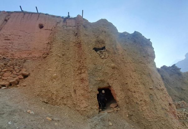 राताम्मे पहाडको काखमा लुकेको सम्पदा: छुसाङको गुफाभित्र ‘मिन्ची ल्हवङ’ गुम्बा