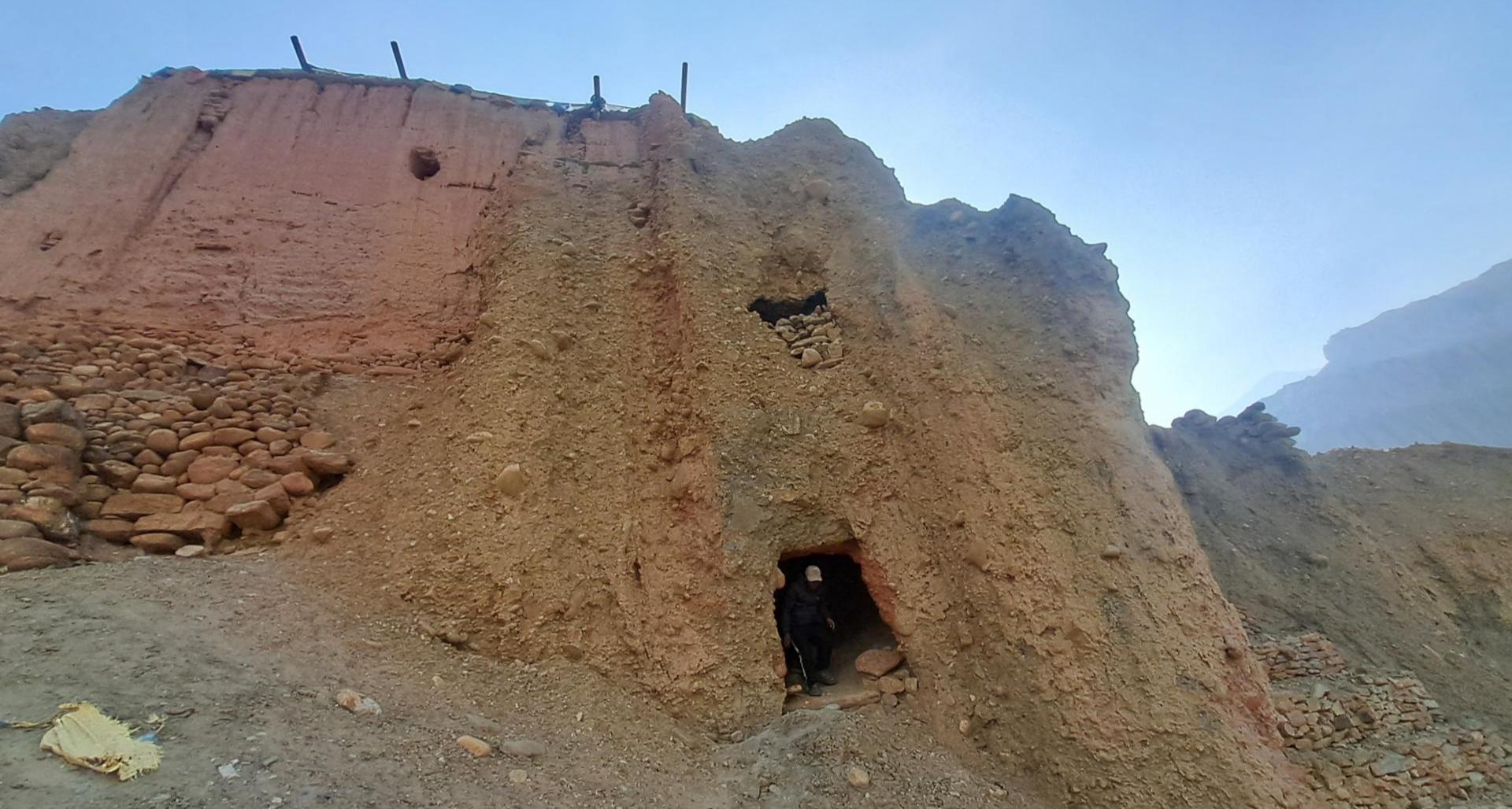 राताम्मे पहाडको काखमा लुकेको सम्पदा: छुसाङको गुफाभित्र ‘मिन्ची ल्हवङ’ गुम्बा