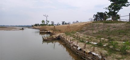 कन्द्रा नदीसँगको संघर्षमा झलझलिया: जैविक तटबन्धले फर्कायो बस्तीको भरोसा कन्द्रा नदीसँगको संघर्षमा झलझलिया: जैविक तटबन्धले फर्कायो बस्तीको भरोसा