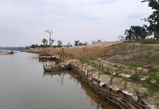 कन्द्रा नदीसँगको संघर्षमा झलझलिया: जैविक तटबन्धले फर्कायो बस्तीको भरोसा कन्द्रा नदीसँगको संघर्षमा झलझलिया: जैविक तटबन्धले फर्कायो बस्तीको भरोसा