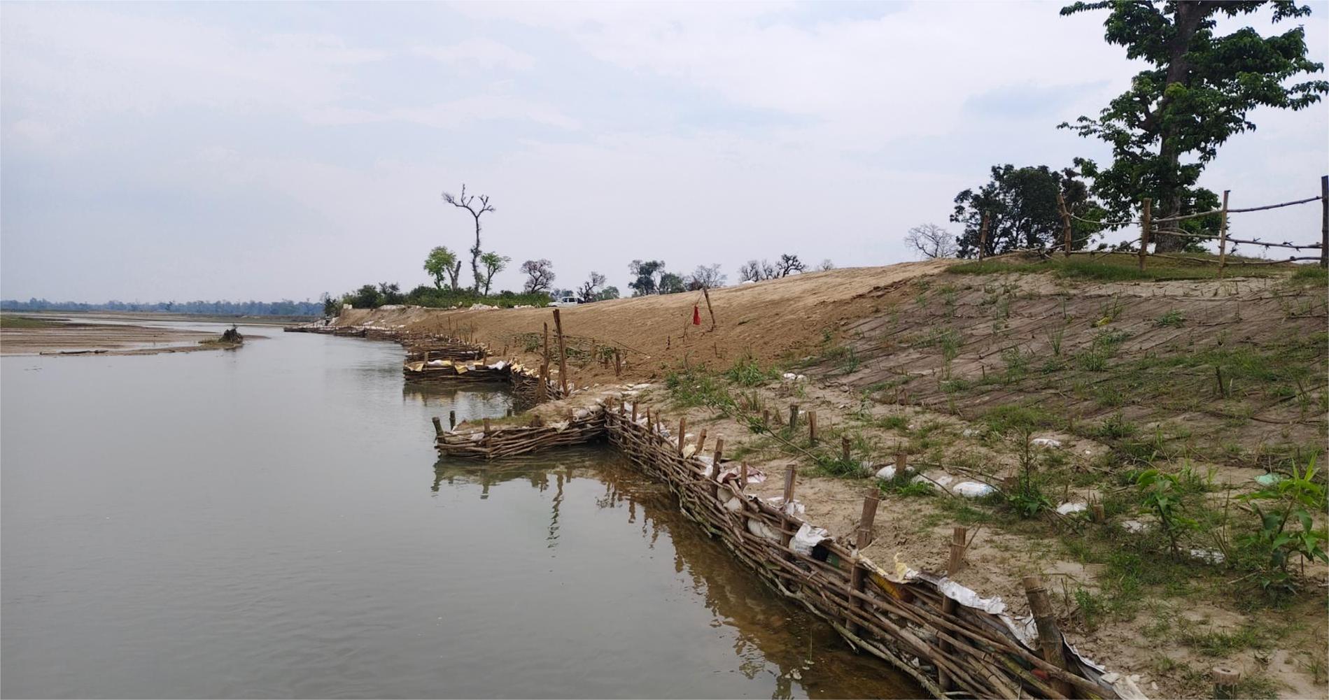 कन्द्रा नदीसँगको संघर्षमा झलझलिया: जैविक तटबन्धले फर्कायो बस्तीको भरोसा कन्द्रा नदीसँगको संघर्षमा झलझलिया: जैविक तटबन्धले फर्कायो बस्तीको भरोसा