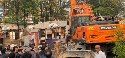 थापाथली सुकुम्बासी बस्ती हटाउन डोजर परिचालन