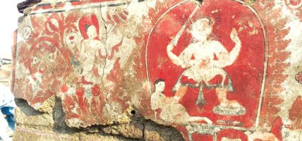 थारू भित्ते चित्रकला सङ्कटमा : हराउँदै जनजीवनको प्रतिबिम्ब
