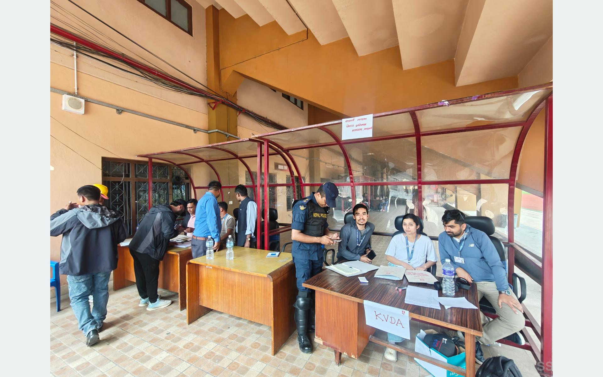 दशरथ रङ्गशालामा सुकुमवासीको ‘स्क्रिनिङ’: चार परिवारलाई कीर्तिपुर पठाइयो