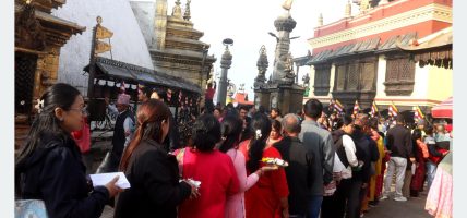 स्वयम्भू र बौद्धसहित काठमाडौं उपत्यकाका बौद्ध गुम्बामा बिहानैदेखि श्रद्धालुको घुइँचो