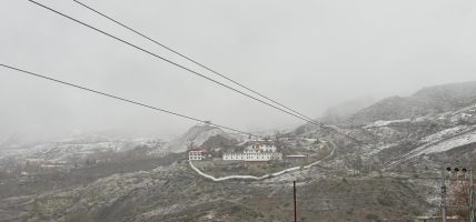 बर्खा लाग्यो, तर हिउँ पर्न छाडेन